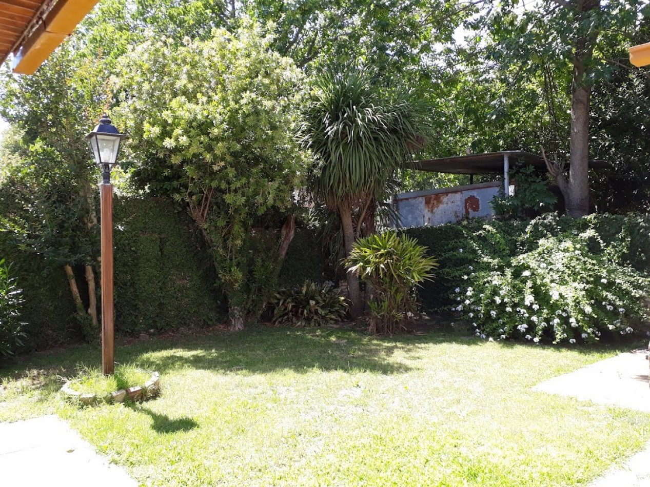 CASA DE SOLIDA CONSTRUCCION Y EXELENTE UBICACION, EN DOS PLANTAS.