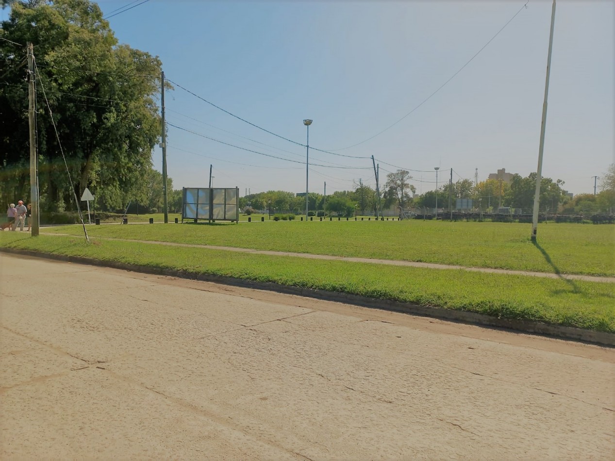 LOTE EN FRENTE A ESTACION FERROCARRIL.