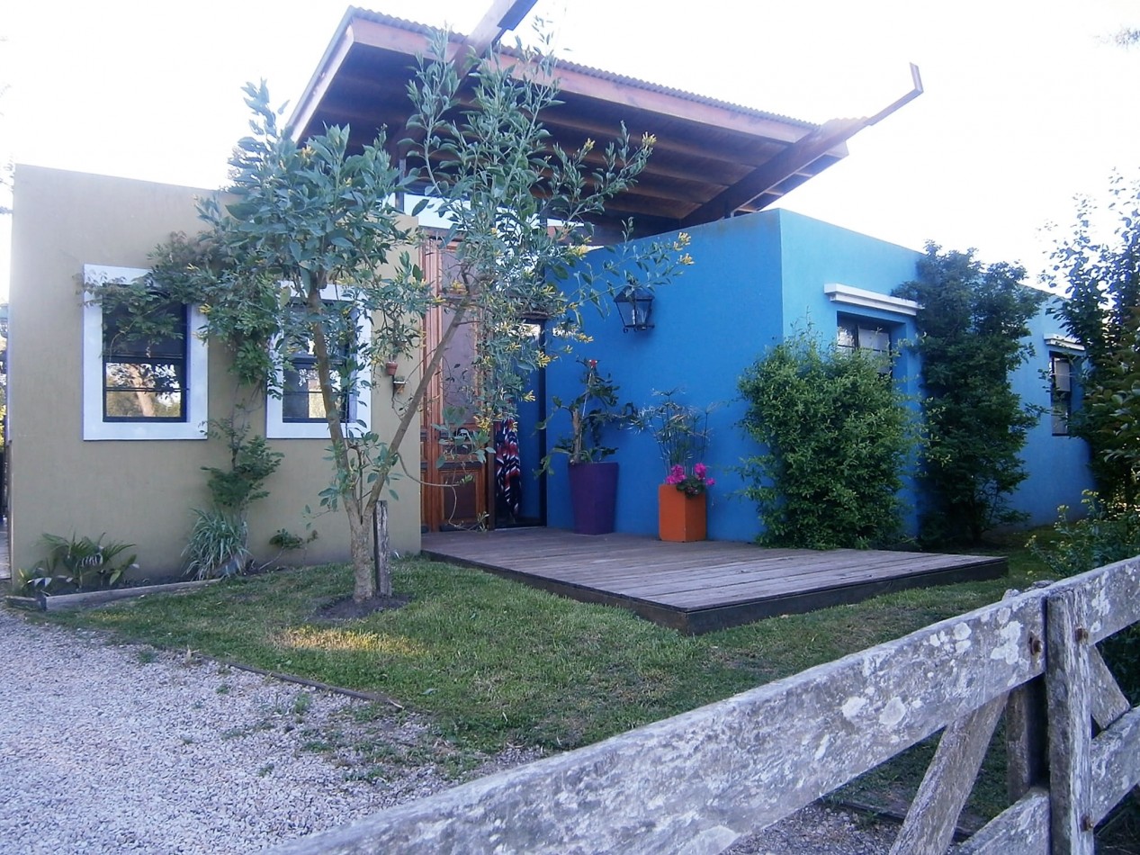 CASA DE EXCELENTE DISEÑO CON ENTORNO RURAL.