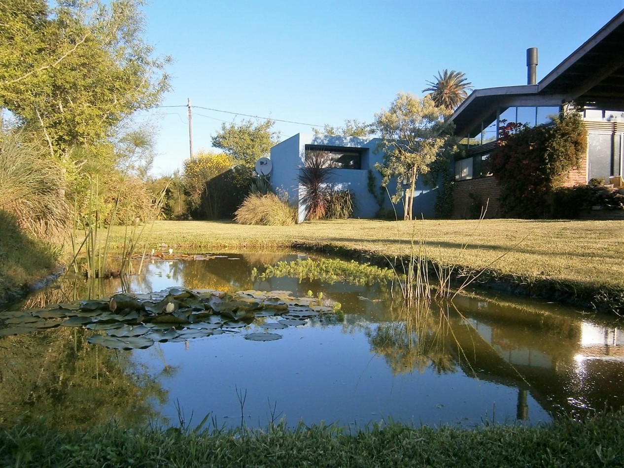 CASA DE EXCELENTE DISEÑO CON ENTORNO RURAL.