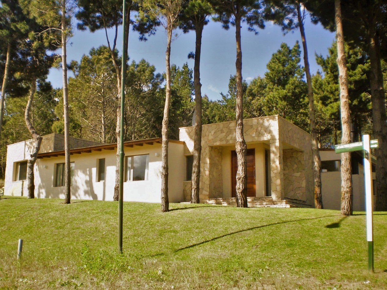 PINAMAR. ALQUILER TEMPORARIO. MODERNA Y COMODA CASA CON PISCINA CLIMATIZADA. 