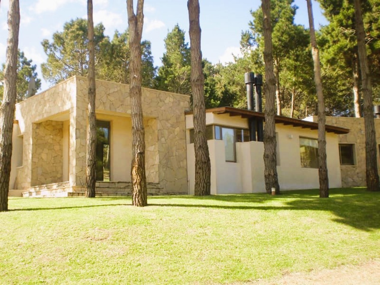 PINAMAR. ALQUILER TEMPORARIO. MODERNA Y COMODA CASA CON PISCINA CLIMATIZADA. 