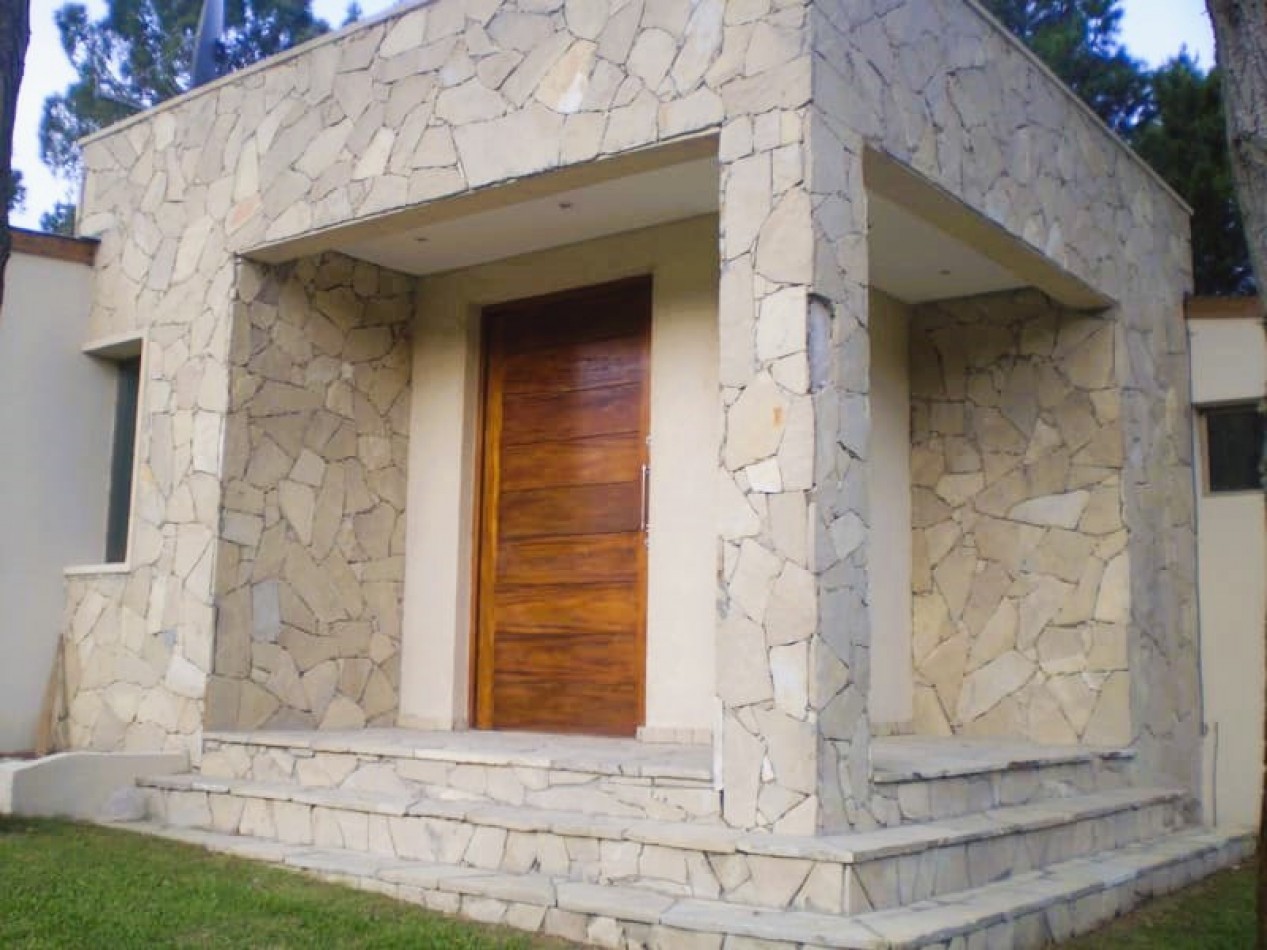 PINAMAR. ALQUILER TEMPORARIO. MODERNA Y COMODA CASA CON PISCINA CLIMATIZADA. 