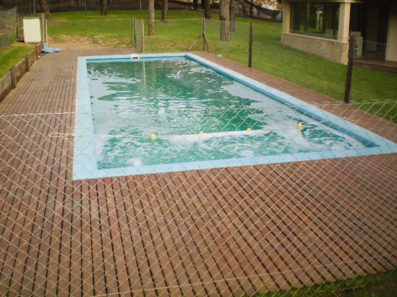 PINAMAR. ALQUILER TEMPORARIO. MODERNA Y COMODA CASA CON PISCINA CLIMATIZADA. 