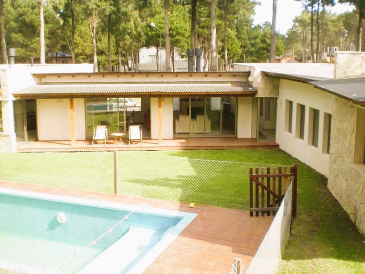 PINAMAR. ALQUILER TEMPORARIO. MODERNA Y COMODA CASA CON PISCINA CLIMATIZADA. 