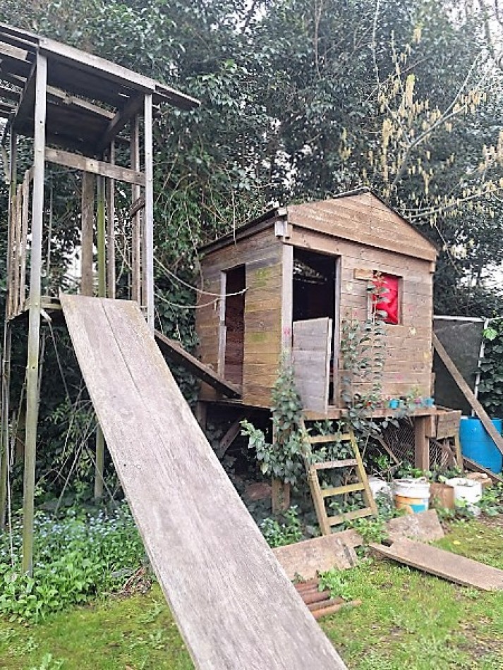 COMODA CASA CON AMPLIOS ESPACIOS Y QUINCHO.