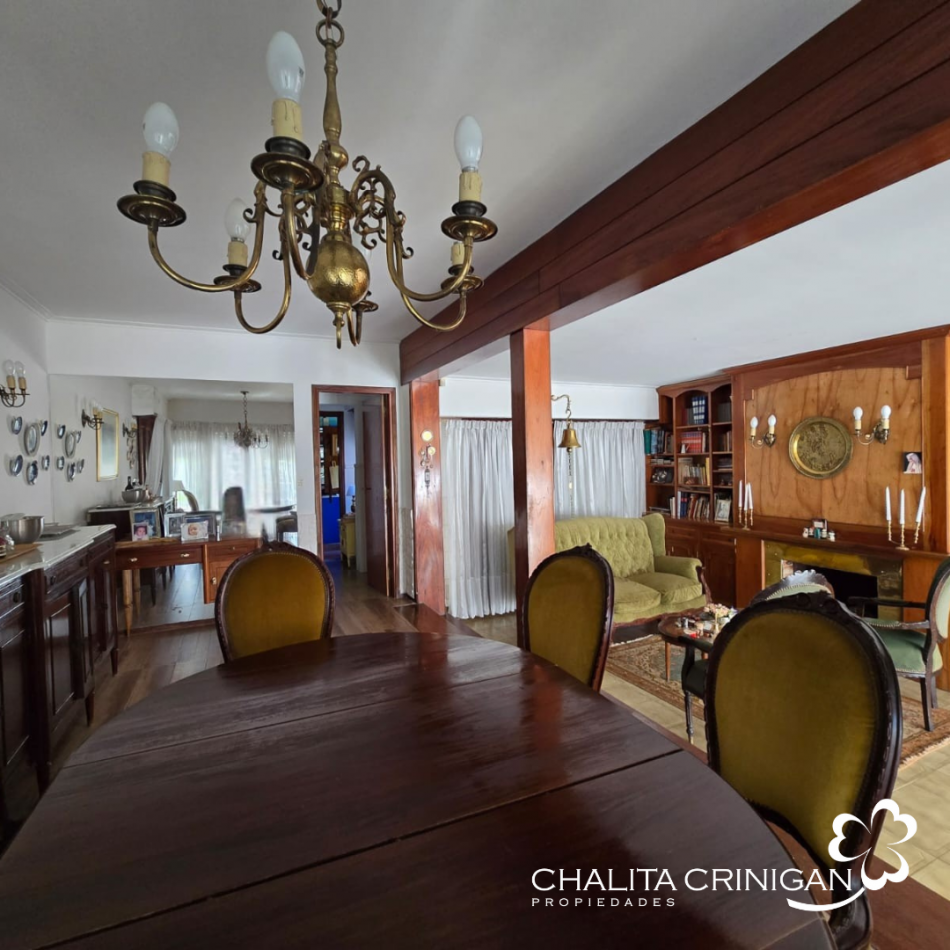 Chalet en lote arbolado de 800 m² - Ubicacion centrica , todos los servicios .