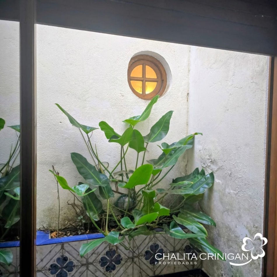CASA DE SOLIDA CONSTRUCCION Y EXCELENTE UBICACION, EN DOS PLANTAS.