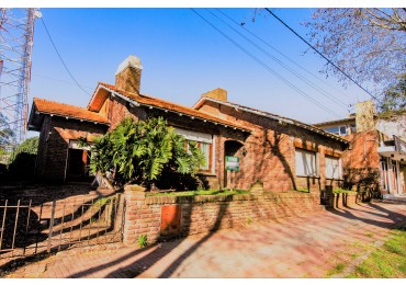 ¡VENDIDA!EXCELENTE UBICACION PARA ESTA CASA A RECICLAR EN PLENO CENTRO DE MADARIAGA