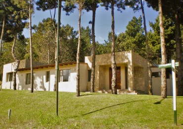 PINAMAR. ALQUILER TEMPORARIO. MODERNA Y COMODA CASA CON PISCINA CLIMATIZADA. 